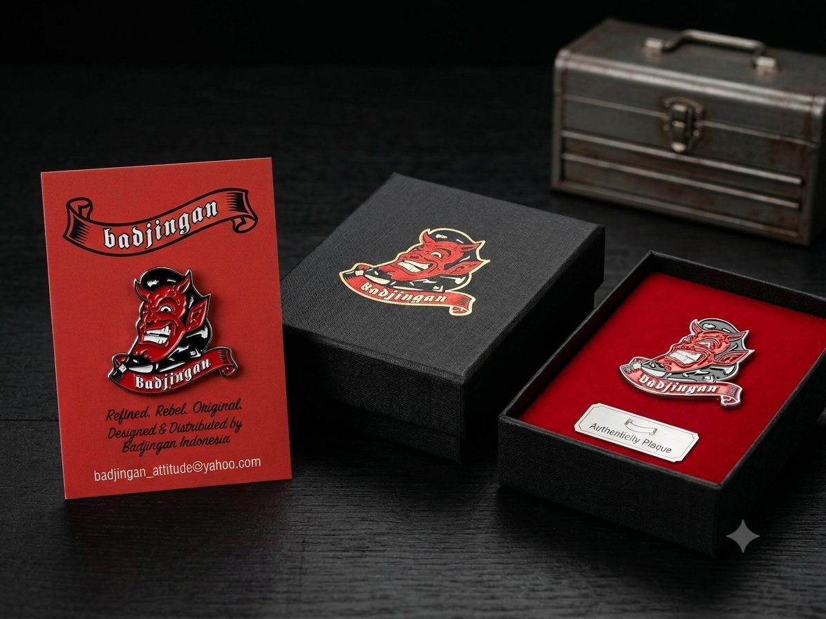 Enamel pin Badjingan dalam kotak linen hitam dengan plakat keaslian