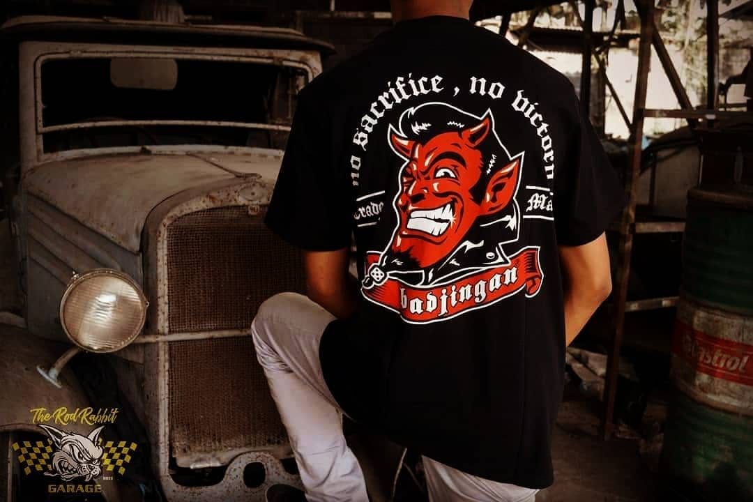 Kaos hitam dengan cetak devil crest Badjingan di punggung
